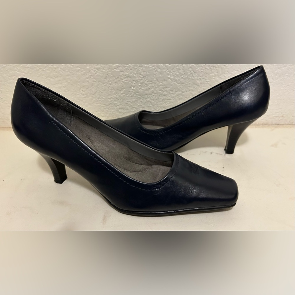 Aerosoles Navy Pumps. Size 7 1/2  M. 2 inch Heel